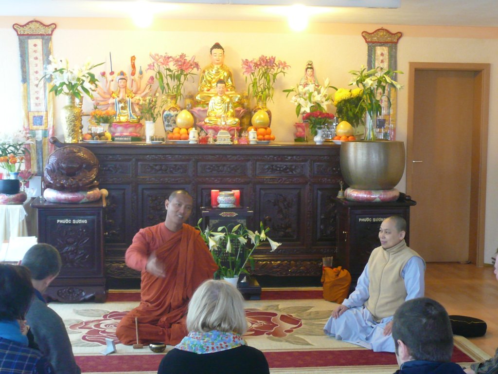 Der Ehrw. Ashin Sopaka und die Äbtissin Tam Vien im Februar 2013 in Leipzig.